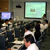 説明をする林先生と熱心に聞き入る参加者画像