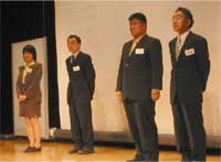 段上に上がった4名の各委員会委員長と副委員長