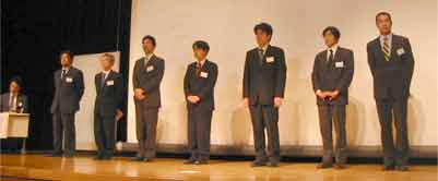段上に上がった7名の新役員